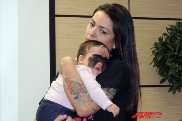 Мама девочки «с маской Бэтмена» рассказала, когда они вернутся домой в США