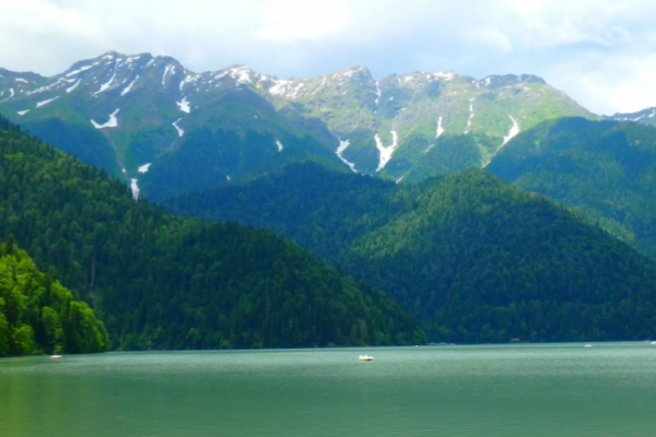 Туристы рассказали, что из увиденного на озере Рица в Абхазии заставило их никогда не возвращаться туда 