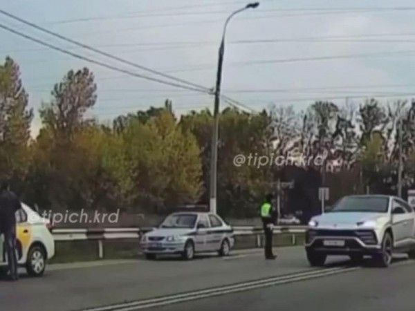 Водители Lamborgini и Gelandewagen устроили гонки в Краснодаре на глазах инспектора ДПС
