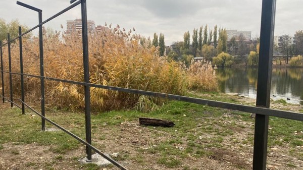 Ограждение в районе Карасунского водоёма в Краснодаре демонтируют после завершения работ по благоустройству