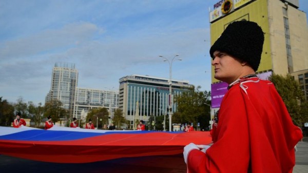 В День народного единства в Краснодаре прошла церемония поднятия флага В День народного единства в Краснодаре прошла церемония поднятия флага