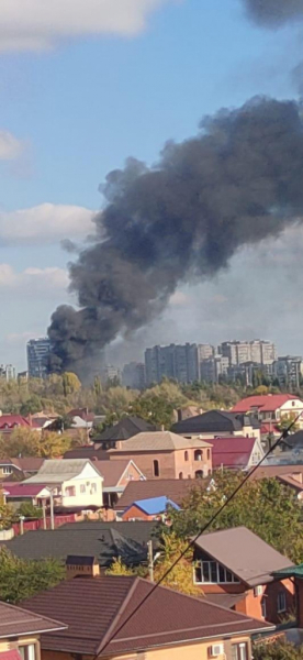 На улице Береговой в Краснодаре тушат пожар площадью в 700 кв.м На улице Береговой в Краснодаре тушат пожар площадью в 700 кв.м