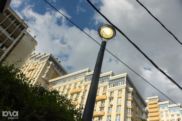 &laquo;Поставить антенны 5G, облучить до потери сознания, а потом чипировать&raquo;. Почему россияне боятся вышек сотовой связи?