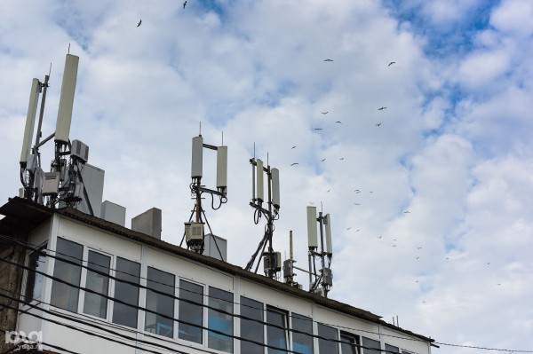 &laquo;Поставить антенны 5G, облучить до потери сознания, а потом чипировать&raquo;. Почему россияне боятся вышек сотовой связи?