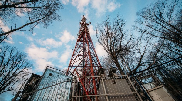 &laquo;Поставить антенны 5G, облучить до потери сознания, а потом чипировать&raquo;. Почему россияне боятся вышек сотовой связи?