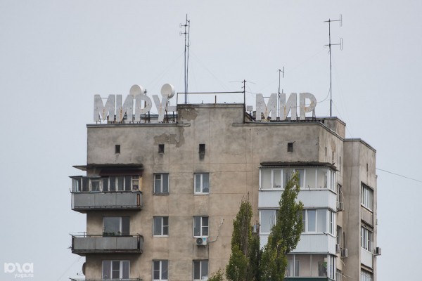 &laquo;Поставить антенны 5G, облучить до потери сознания, а потом чипировать&raquo;. Почему россияне боятся вышек сотовой связи?