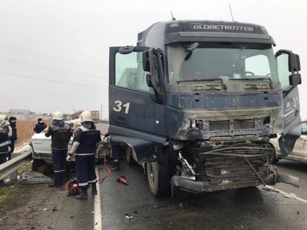 На Кубани водитель иномарки выехал на встречку и влетела под фуру На Кубани водитель иномарки выехал на встречку и влетела под фуру