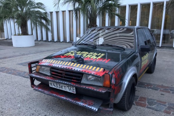 Из Сочи в Пермь отправляется тюнингованный зомби-мобиль, который можно выиграть, купив билет в кино