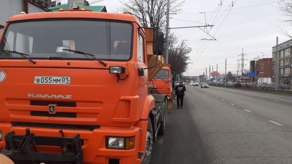 На случай гололеда на дорогах Краснодара дежурит спецтехника