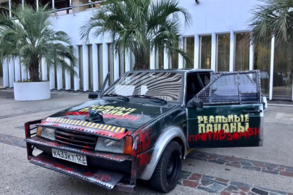 Из Сочи в Пермь отправляется тюнингованный зомби-мобиль, который можно выиграть, купив билет в кино