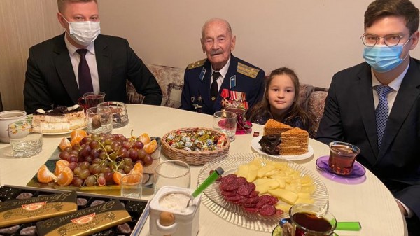 В Краснодаре вручили орден Александра Невского ветерану Дмитрию Калинину В Краснодаре вручили орден Александра Невского ветерану Дмитрию Калинину