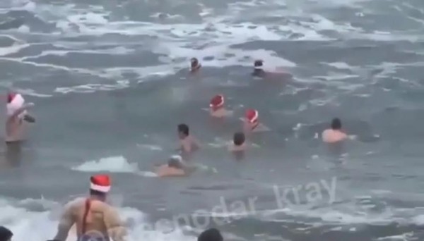В Сочи «горячие» южные Деды Морозы устроили предновогодний заплыв в холодном море (ВИДЕО) В Сочи «горячие» южные Деды Морозы устроили предновогодний заплыв в холодном море (ВИДЕО)