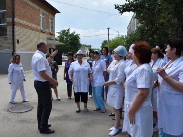 На Кубани депутат Госдумы изучил состояние первичного медзвена 