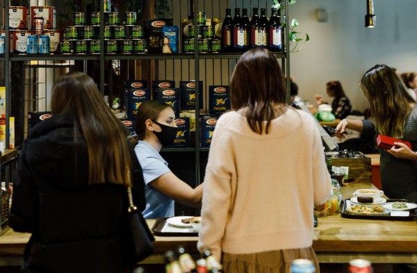 «Цель — дать каждому то, что ему хочется». Соучредитель «Петрушки» — о философии сети, пицце, экологии и самой быстрой доставке