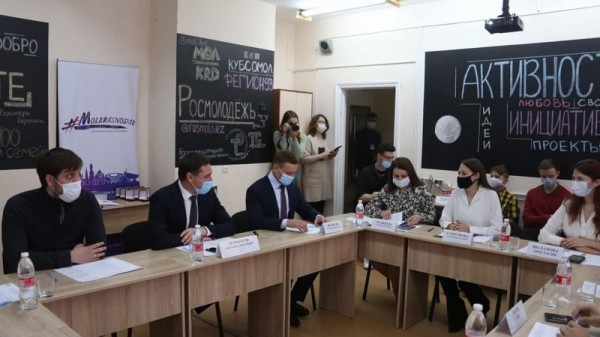 Глава Краснодара вручил памятные медали волонтерам — участникам акции #МыВместе