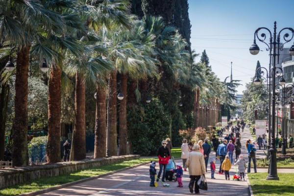"Жить в Сочи нет мочи": местные рассказали, каково жить в городе, который посещает по 6 миллионов туристов за год