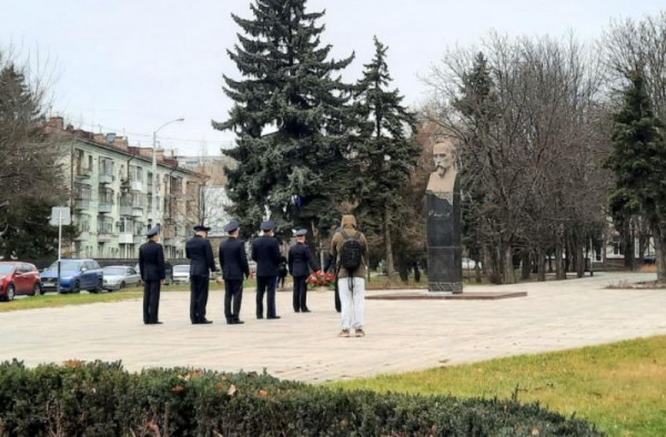 В Краснодаре в День работника органов безопасности РФ сотрудники ФСБ возложили цветы к памятнику Феликсу Дзержинскому 