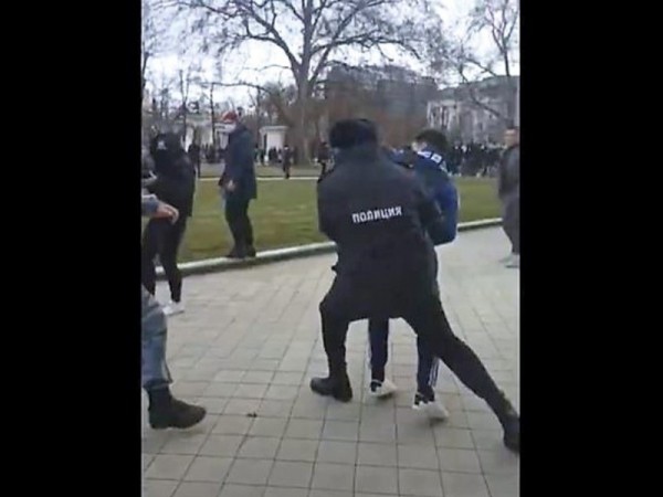 В Краснодаре задержали за нападение на полицейских участника несогласованной акции В Краснодаре задержали за нападение на полицейских участника несогласованной акции