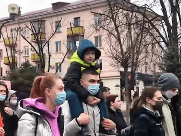 Краснодарские сторонники Навального снова привели на незаконное шествие малолетних детей