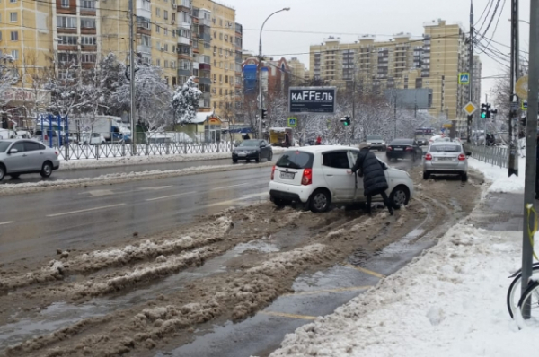 Снег равно пробки. Почему на Кубани любая непогода сулит коллапс на дорогах Снег равно пробки. Почему на Кубани любая непогода сулит коллапс на дорогах