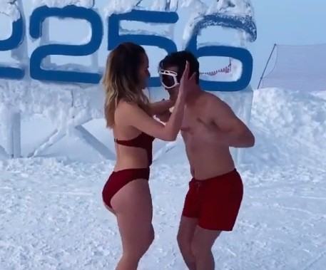  Минус 12, а они голые: очевидцы сняли зажигательные танцы парочки в Сочи (видео)