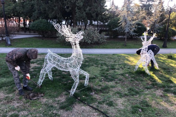 В Сочи разбирают главную елку и демонтируют новогодние украшения (видео)