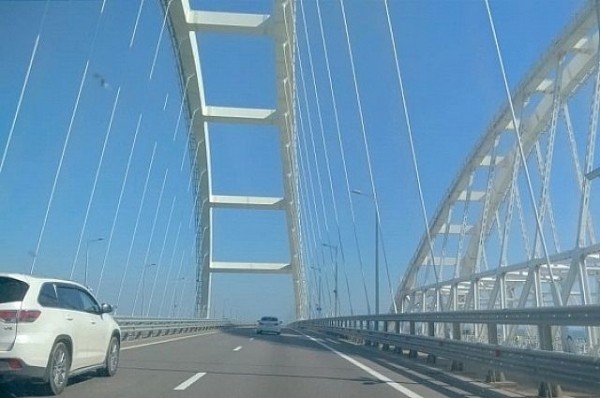 За новогодние каникулы больше 100 тыс. машин проехали по Крымскому мосту За новогодние каникулы больше 100 тыс. машин проехали по Крымскому мосту