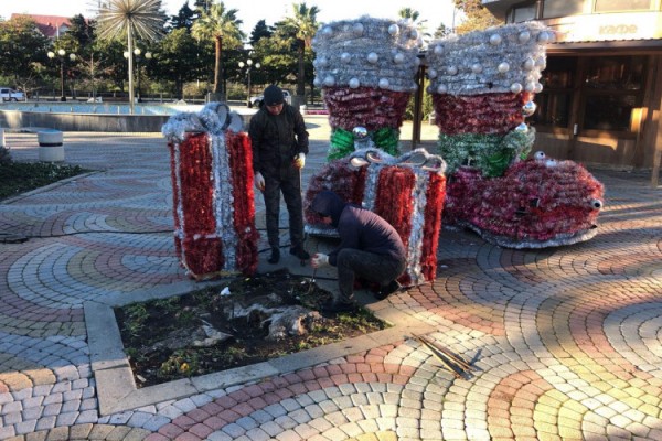 В Сочи разбирают главную елку и демонтируют новогодние украшения (видео)