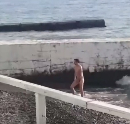 Почему все безнаказанно? Очевидцы сняли на видео голого мужчину в Сочи (видео) Почему все безнаказанно? Очевидцы сняли на видео голого мужчину в Сочи (видео)