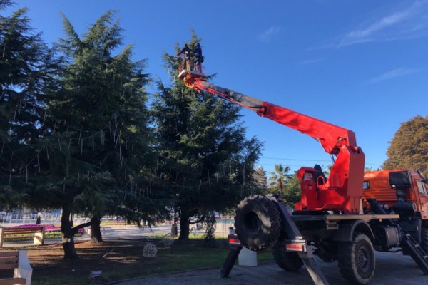 В Сочи разбирают главную елку и демонтируют новогодние украшения (видео)