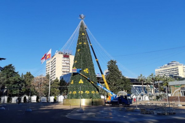 В Сочи разбирают главную елку и демонтируют новогодние украшения (видео)