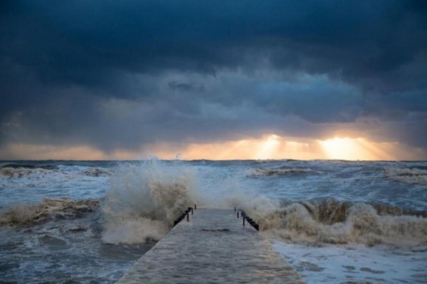 Из-за непогоды отменили крещенские купания в Сочи Из-за непогоды отменили крещенские купания в Сочи