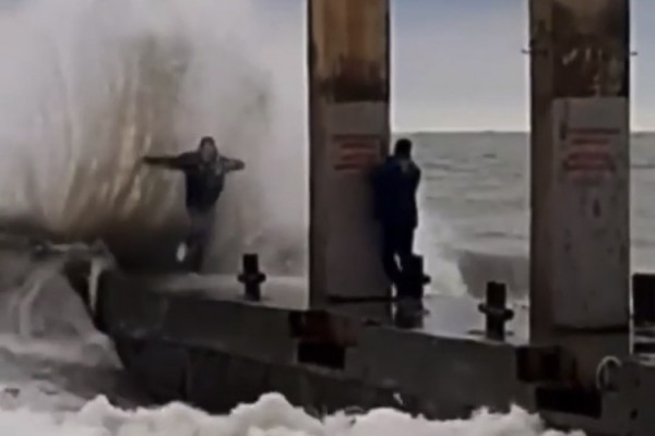 «Естественный отбор»: в Сочи море едва не смыло двоих мужчин с волнореза (Видео) 