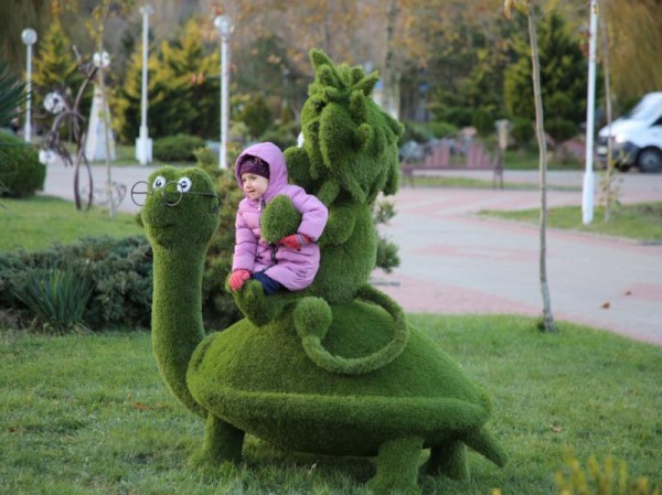 Персонажи известных мультфильмов появились в курортном селе под Геленджиком Персонажи известных мультфильмов появились в курортном селе под Геленджиком