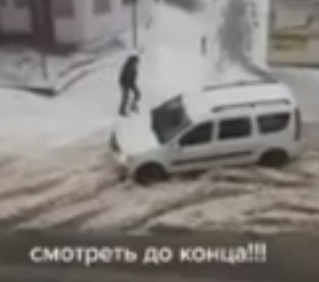 &laquo;Неоценимая помощь&raquo;: курьезное видео застрявшей в снегу машины обсуждают в сети (Видео)