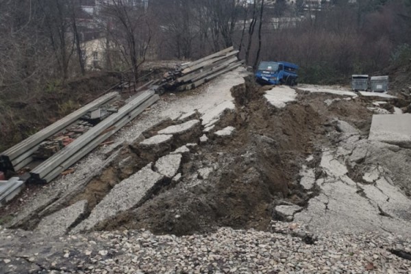 На улице Транспортной в Сочи пошел оползень. Образовались трещины на дороге (Видео)