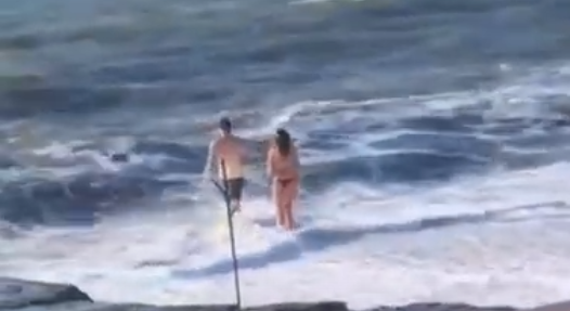 "Пьяненьким и море по колено": пара туристов, плававшая в море в Сочи, возмутила местных жителей (Видео) "Пьяненьким и море по колено": пара туристов, плававшая в море в Сочи, возмутила местных жителей (Видео)