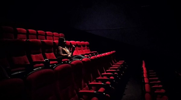 &laquo;Не включайте свет, пока мы не надели маски&raquo;. Каково теперь ходить в кино в Краснодаре: личный опыт