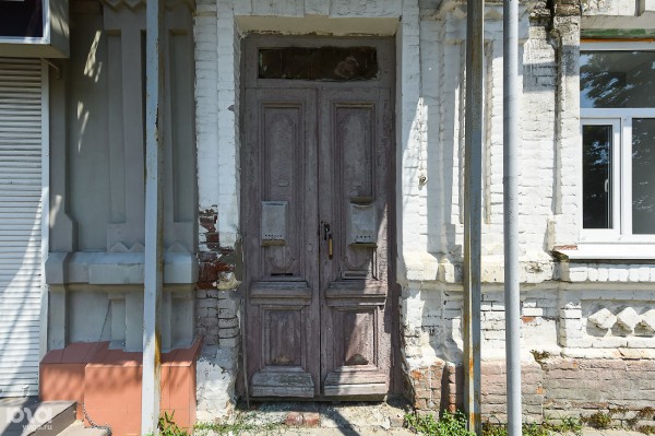 &laquo;Сделайте проще и не выделывайтесь&raquo;. Как жители Краснодара восстановили историческую дверь в центре города