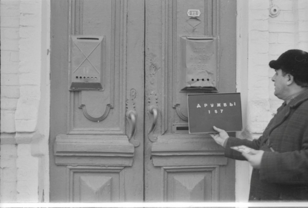 &laquo;Сделайте проще и не выделывайтесь&raquo;. Как жители Краснодара восстановили историческую дверь в центре города