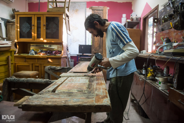 &laquo;Сделайте проще и не выделывайтесь&raquo;. Как жители Краснодара восстановили историческую дверь в центре города