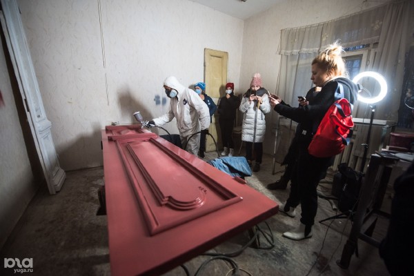 &laquo;Сделайте проще и не выделывайтесь&raquo;. Как жители Краснодара восстановили историческую дверь в центре города