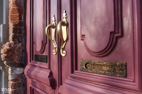 &laquo;Сделайте проще и не выделывайтесь&raquo;. Как жители Краснодара восстановили историческую дверь в центре города