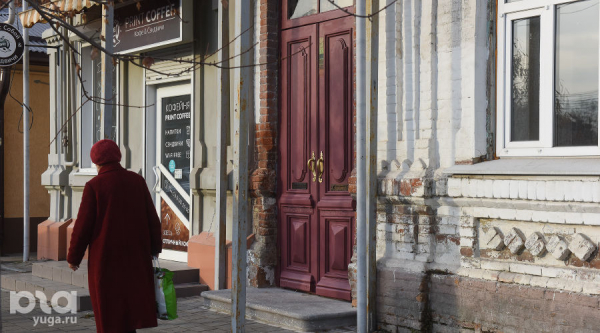 &laquo;Сделайте проще и не выделывайтесь&raquo;. Как жители Краснодара восстановили историческую дверь в центре города