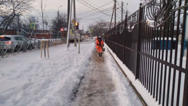 В Краснодаре с раннего утра продолжают обработку противогололедными материалами тротуаров, остановок, переходов В Краснодаре с раннего утра продолжают обработку противогололедными материалами тротуаров, остановок, переходов