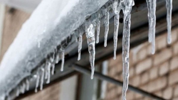 В Краснодаре ведется расчистка крыш от наледи В Краснодаре ведется расчистка крыш от наледи