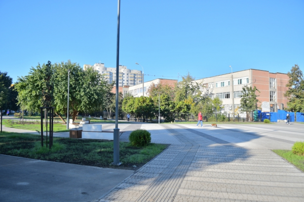 В районе улицы им. Герцена в Краснодаре благоустраивают зеленую зону В районе улицы им. Герцена в Краснодаре благоустраивают зеленую зону