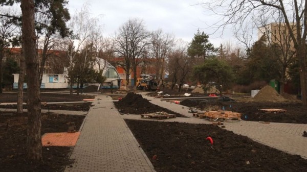 В районе улицы им. Герцена в Краснодаре благоустраивают зеленую зону В районе улицы им. Герцена в Краснодаре благоустраивают зеленую зону