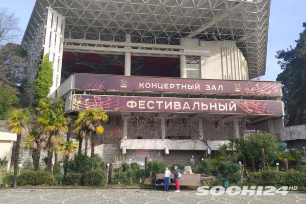 "Море в отпуске": показываем, что происходит на зимних пляжах в Сочи  (Фото)
