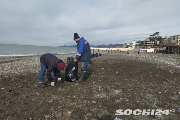 "Море в отпуске": показываем, что происходит на зимних пляжах в Сочи  (Фото)
